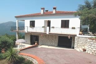 Appartement in Villa 'Vue des Collines' in Chateauneuf-Villevieille